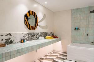 8 Min walk to Harbour