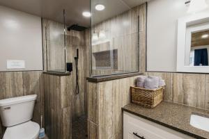 Spacious & Updated MQT Home - HotTub - Backyard