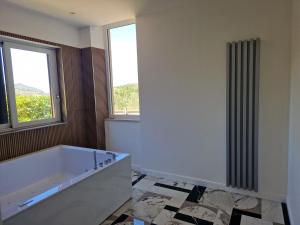 Zimmer mit Kingsize-Bett und Whirlpool