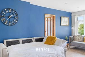 Vibrant 2-bed Home in Nottingham by Renzo, Free Driveway Parking, Sleeps 6!
