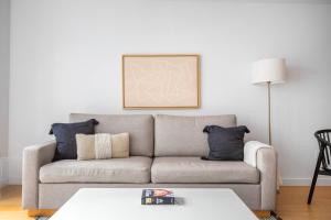 LES 1br w gym doorman wd nr park NYC-1314