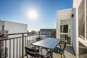 Redondo Beach 2BR Loft w Pool Gym nr Beach LAX-397