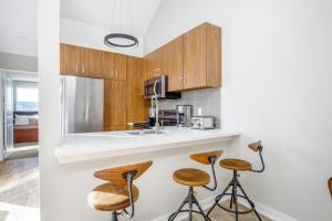 Redondo Beach 2BR Loft w Pool Gym nr Beach LAX-397