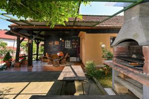Kuća Viola, traditional wooden house in Tuhelj