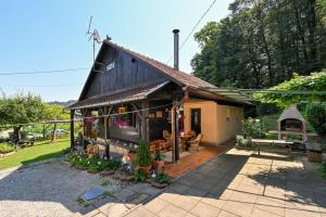 Kuća Viola, traditional wooden house in Tuhelj 