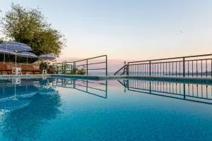 Apartments with pool Maraska - Carevići