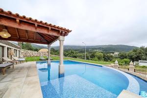 Oliveiral Villa with River View, Heated Pool & Jacuzzi