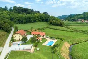 Ruralna kuca 'Villa Zagorka' za odmor sa bazenom i bočalištem - Štrucljevo Ruralna kuca 'Villa Zagorka' za odmor sa bazenom i bočalištem - Štrucljevo