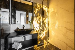 High-End 2-bedroom in The Center with Balcony