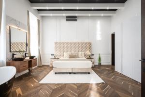 High-End 2-bedroom in The Center with Balcony