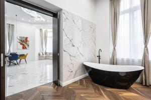 High-End 2-bedroom in The Center with Balcony