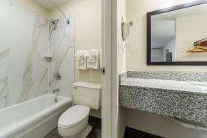 King Suite room in Quality Inn & Suites Vandalia near I-70 and Hwy 51