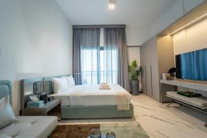 AWS Holiday Homes - Chic Downtown Views