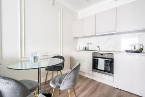 Urban Chic - Mennica Residence - Warsaw Center - For 20 Guests