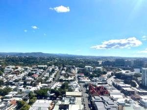 Deluxe 2BD Apt with Infinity Pool