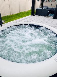 Luxury Oakville Home, Hot Tub, Fireplace, New Home