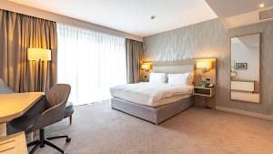 Premium King Room - Disability Access room in Holiday Inn Manchester - City Centre an IHG Hotel