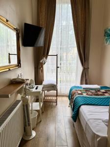 Triple Room with Balcony room in ABC Hyde Park Hotel
