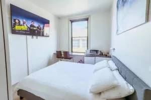 City Studio with Netflix Premium 4K and Memory foam bed - Keswick