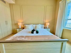 Urban Oasis Stylish JLT Apartment with Lake Views