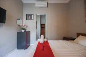 RedDoorz near Mertasari Beach 2