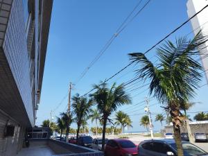 Kitnet na Vila Mirim totalmente Pé na Areia!