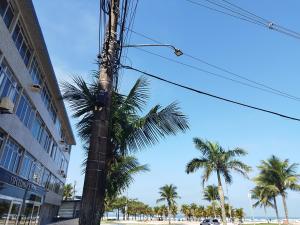 Kitnet na Vila Mirim totalmente Pé na Areia!