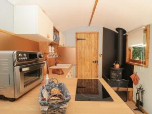 The Foxes Den Shepherds Hut