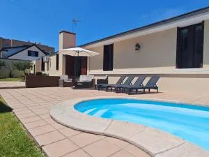 Casa na praia - com piscina - Paramos