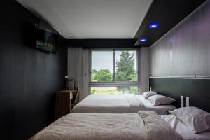 Hotels Hotel La Rocade : Chambre Familiale