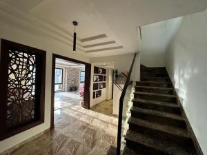 دوبلكس للأيجار السنوي في بيفرلي هيلز - Duplex for annual rent in Beverly Hills -
