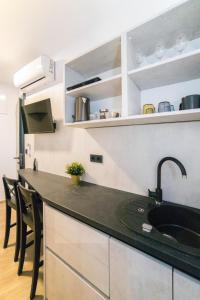 Mini Sleep & Go Room - Private Bathroom