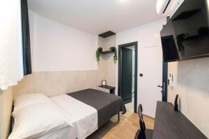 Mini Sleep & Go Room - Private Bathroom