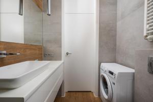 Metro Wierzbno Stylish Apartment by BookingHost