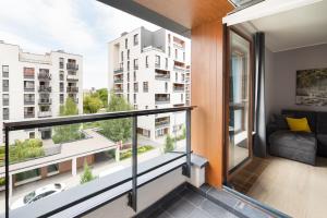 Metro Wierzbno Stylish Apartment by BookingHost