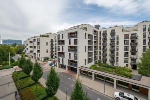 Metro Wierzbno Stylish Apartment by BookingHost