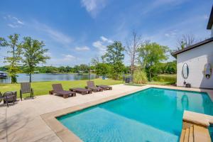 Relax Fireside! Waterfront Family Home in Malakoff