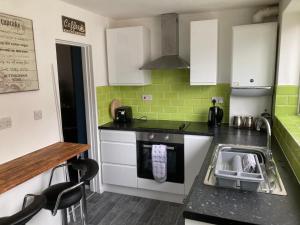Modernised 4bed stay-away-home in Runcorn sleeps 7