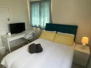 Bittern Lodge Homestay with Free Parking & Parking for cruise available, Full access to kitchen in Southampton - South Stoneham