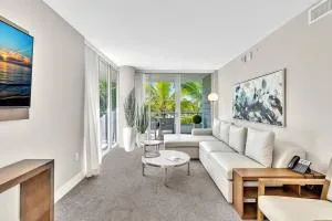 King Suite balcony water views-Hosted by Sweetstay - Bal Harbour