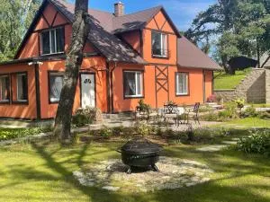 More Holiday Cottage M, 85 meters to the beach with large garden - Ķemeri