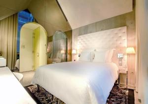 Alcove Premier with Queen-size Bed