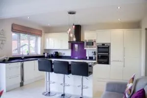 Large Family Home with Free Parking - Pool