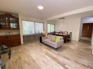 Habitación dentro de un departamento muy bien ubicado