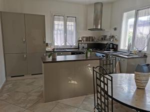 Maisons de vacances Chambre d-Hotes dans Villa - La Londe Les Maures - Residence d-Artiste La Maison du Bonheur 2 personnes : photos des chambres