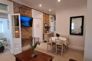 Beachfront Sunset View Apartment - The Coachhouse - Narrabeen