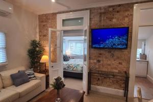 Beachfront Sunset View Apartment - The Coachhouse