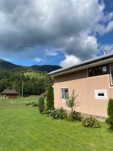 Затишний будиночок біля річки