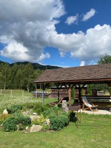 Затишний будиночок біля річки