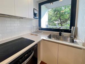 Urban Retreat Elegant Modern Apartment with Balcony in Villa del Parque